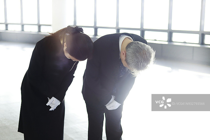 在葬礼上鞠躬的家属图片素材