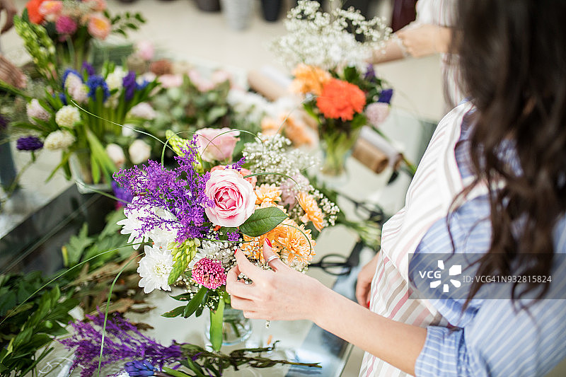制作花卉装饰的女人图片素材