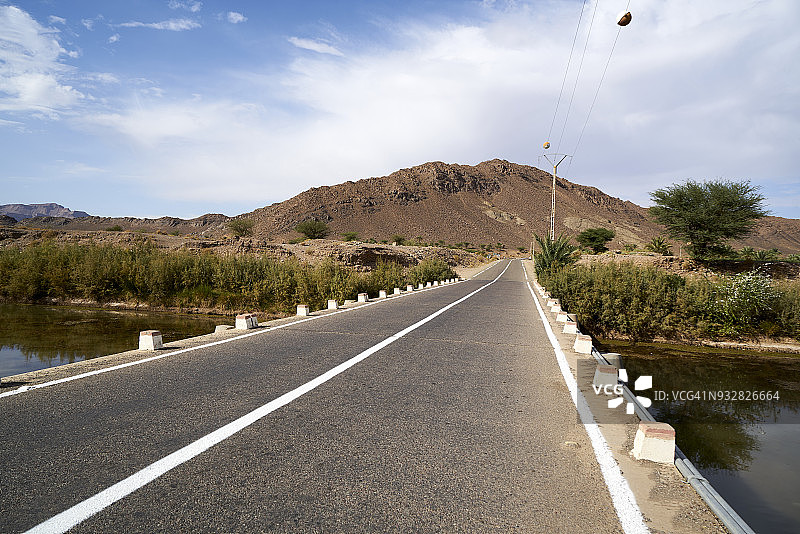 穿越德拉河的道路，摩洛哥最长的河流图片素材