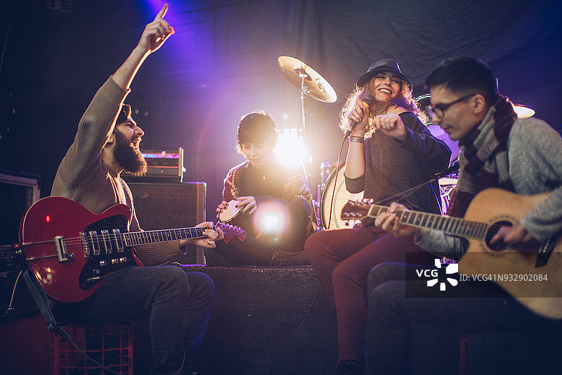 在俱乐部演奏的乐队图片素材