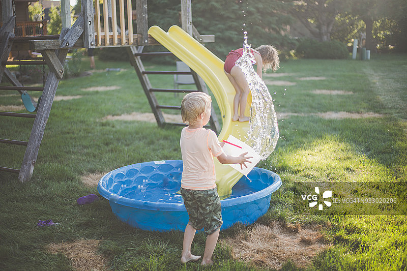 孩子们在儿童泳池里玩耍图片素材