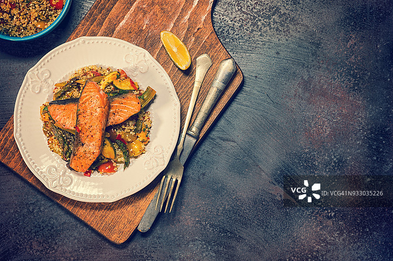 新鲜的香煎三文鱼配北非小米图片素材
