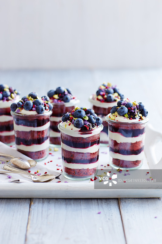 红色天鹅绒蓝莓蛋糕杯图片素材