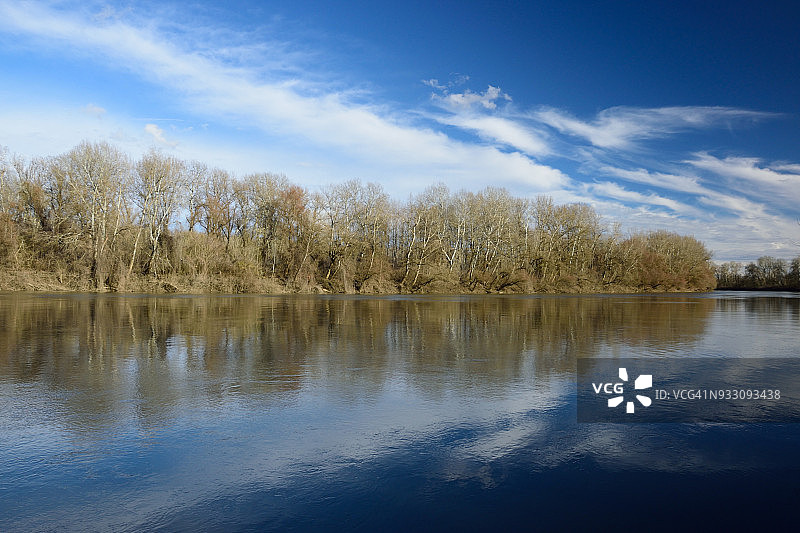 蒂萨河的倒影图片素材