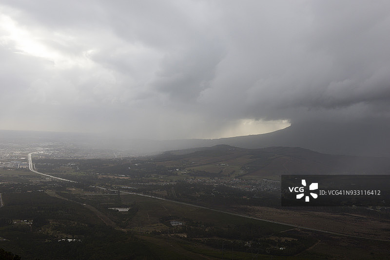 穿过萨默塞特西部和N2高速公路的雨，向开普半岛东部移动图片素材