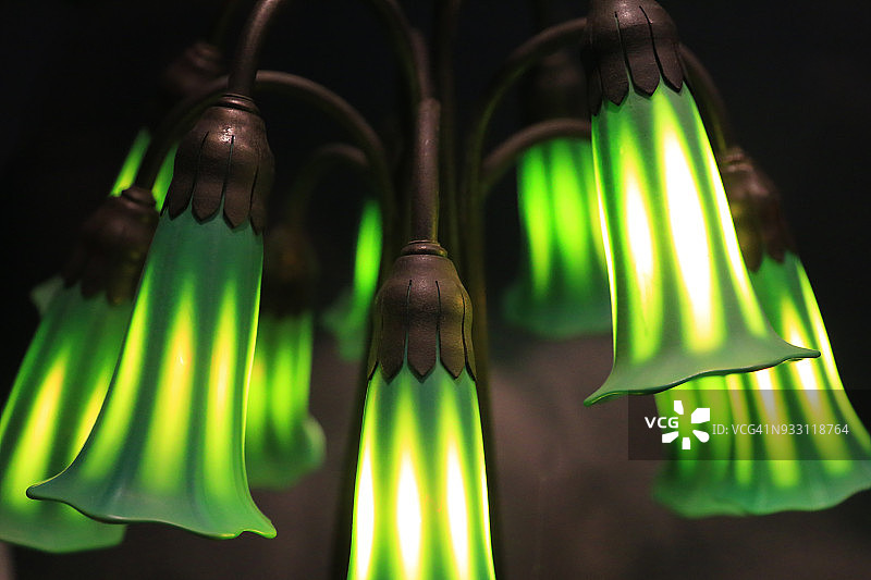 古董阅读灯上的绿色玻璃图片素材