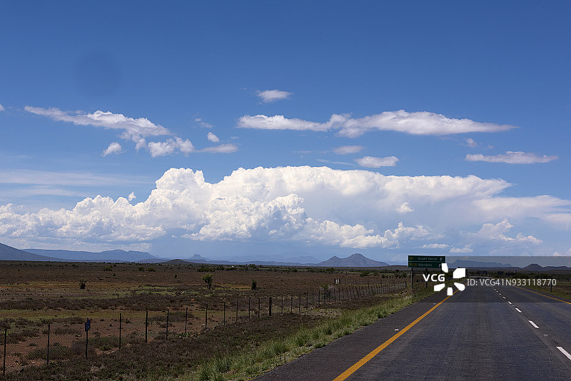 卡鲁地区景象：在阿伯丁和格拉夫里内特之间的N9高速公路上，可以看到午后晚些时候形成的雷暴，东开普省图片素材