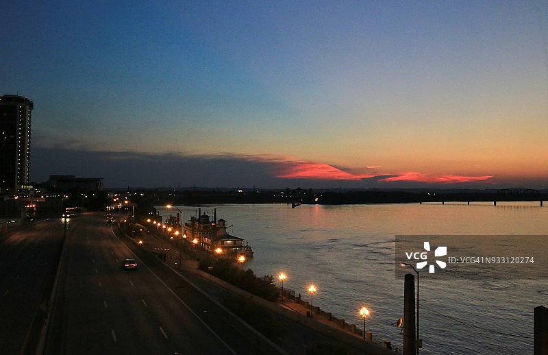 路易斯维尔海岸附近的俄亥俄河日落图片素材