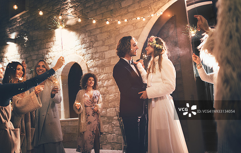婚礼派对上，新婚夫妇与宾客共舞庆祝图片素材