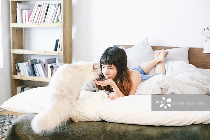 在房间里放松的女人图片素材