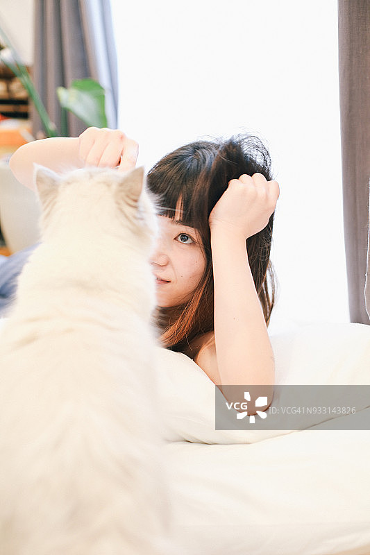 在房间里放松的女人图片素材