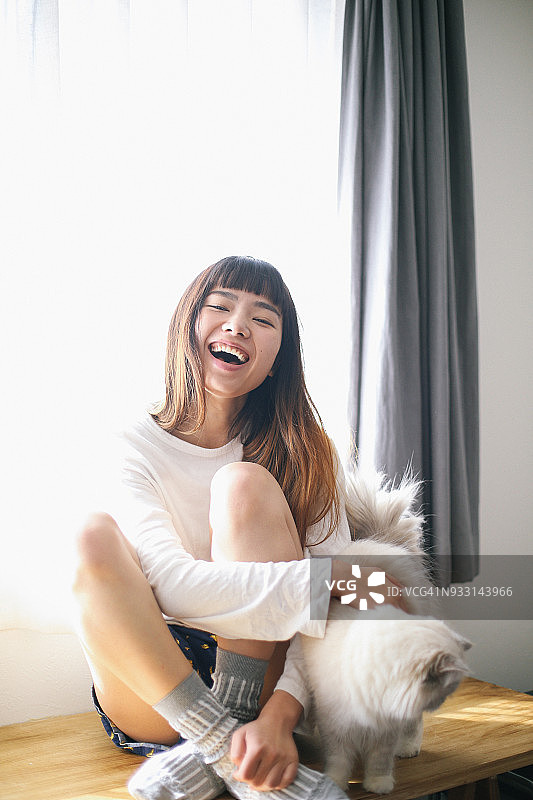 在房间里放松的女人图片素材