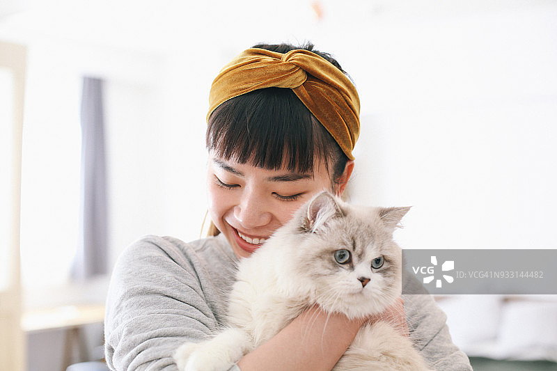 在房间里放松的女人图片素材