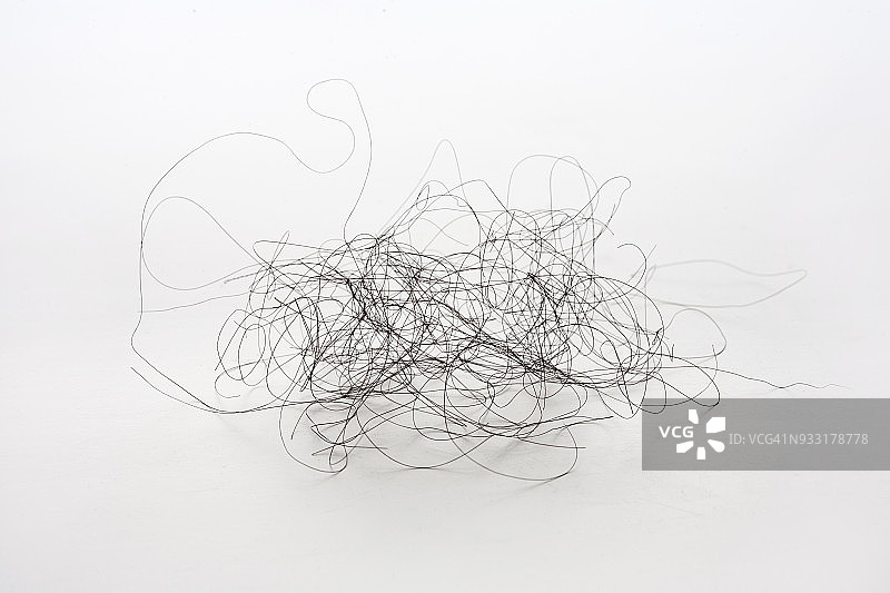 白色背景上从发刷上取下的女人头发图片素材