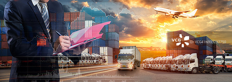 商人在工业集装箱货船前签署或撰写文件，用于商业物流进出口，全球在线商品订购物联网概念图片素材