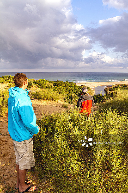 沙丘上的冲浪者图片素材