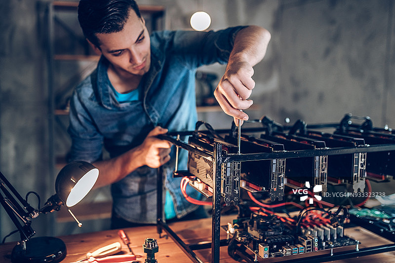 程序员制造机器赚外快图片素材