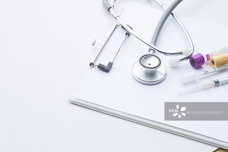 白色背景上的听诊器俯视图图片素材