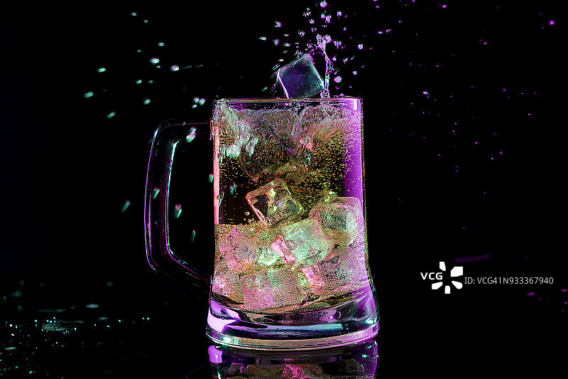 冰块落入威士忌图片素材