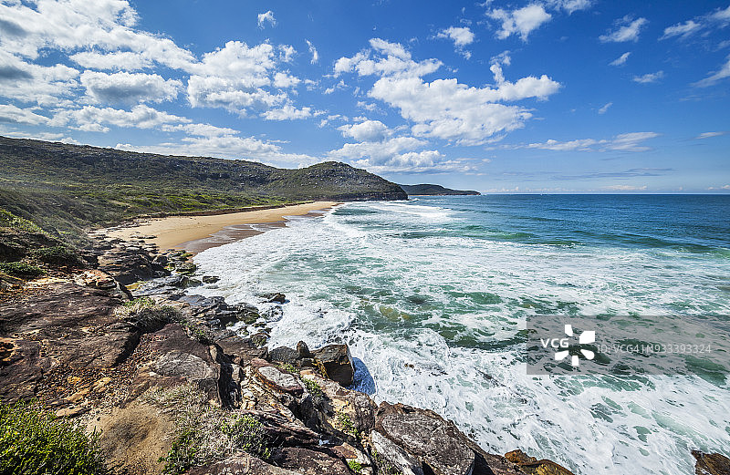 新南威尔士州中部海岸布迪国家公园塔洛海滩的巨浪图片素材