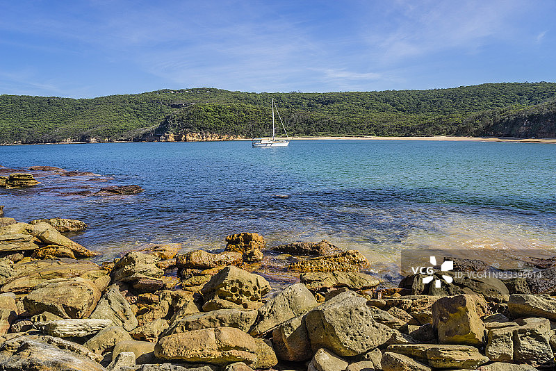 澳大利亚新南威尔士州布迪国家公园梅特兰湾停泊的单人游艇图片素材
