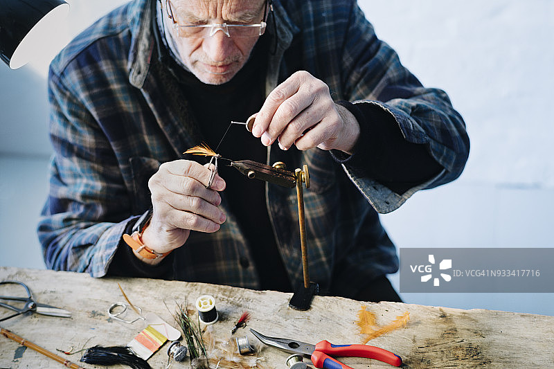 准备飞蝇钓鱼的渔夫图片素材