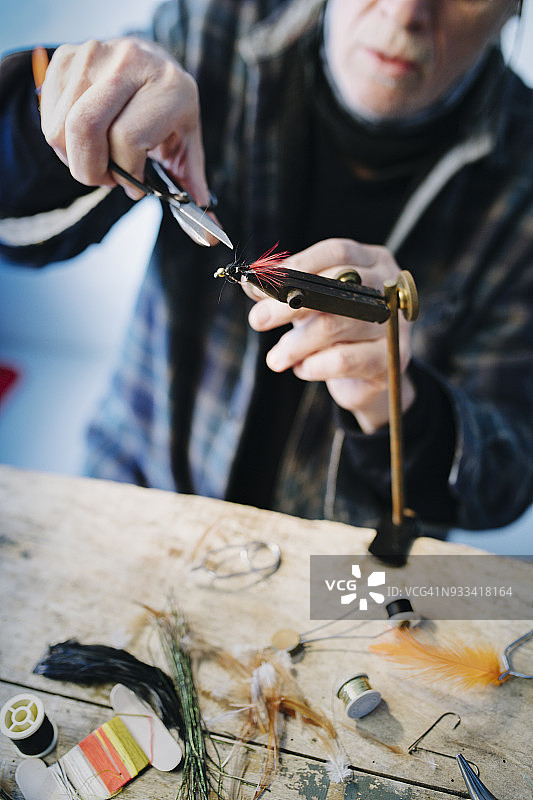 准备飞蝇钓鱼的渔夫图片素材