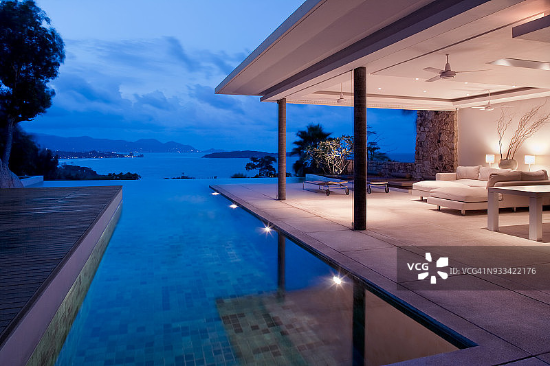 海边岛屿上的豪华别墅（暮光）图片素材