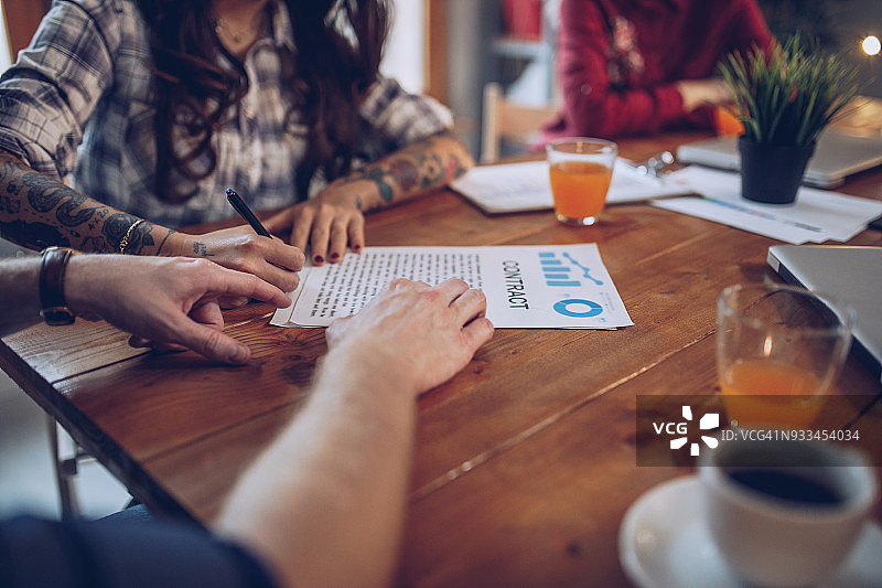 有纹身的女人签署合同图片素材