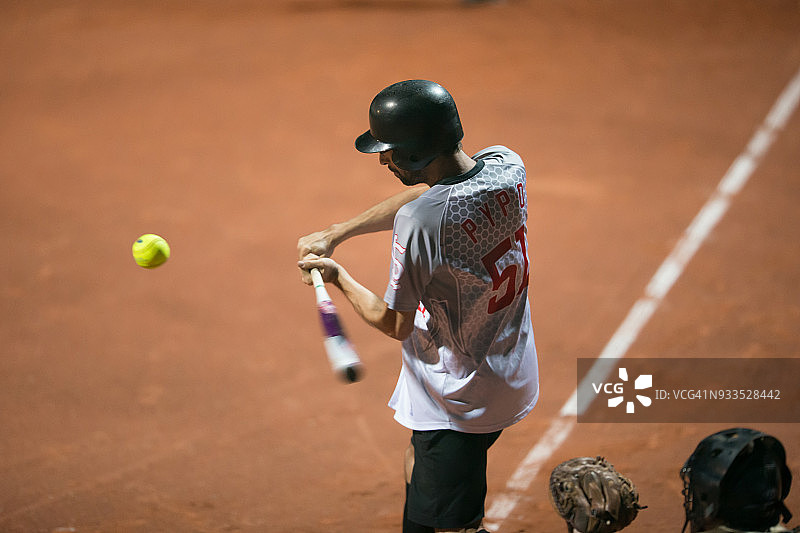 垒球击球手挥棒击球图片素材