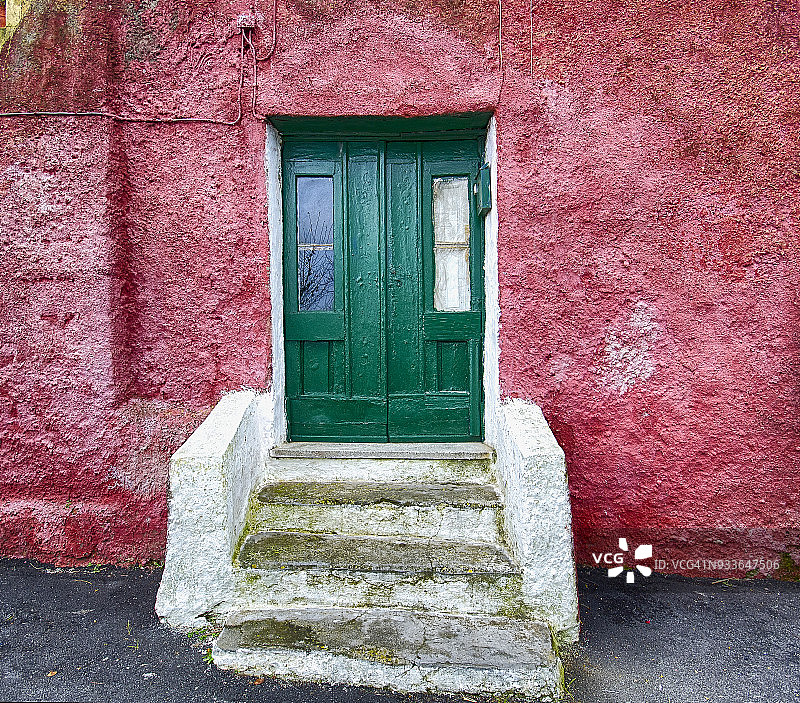 红色墙壁上的绿色门图片素材