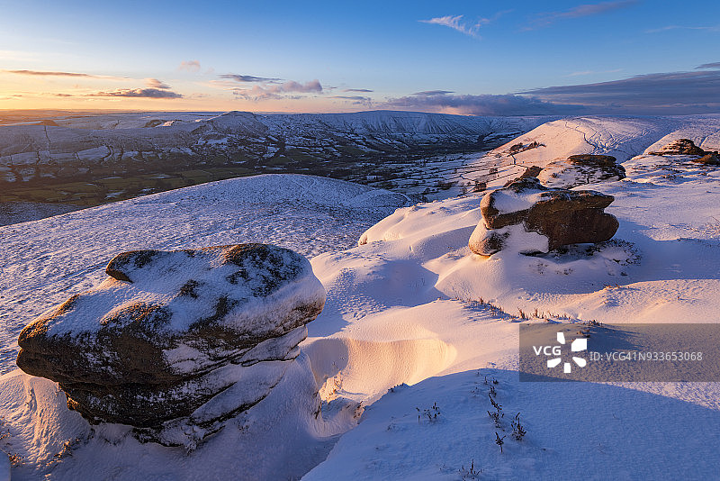 在英国峰区国家公园金德斯科特山上的响铃罗杰岩石图片素材