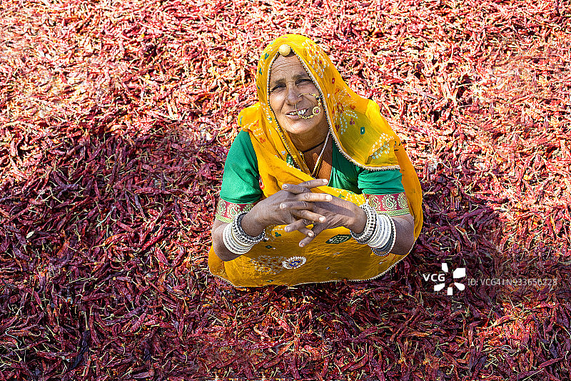 印度女人晾晒红辣椒图片素材
