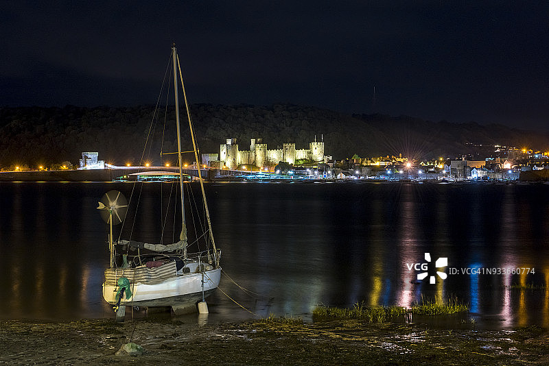 英国北威尔士夜晚的康威城堡和康威河图片素材