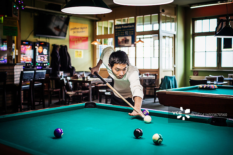 专注打台球的年轻男人图片素材