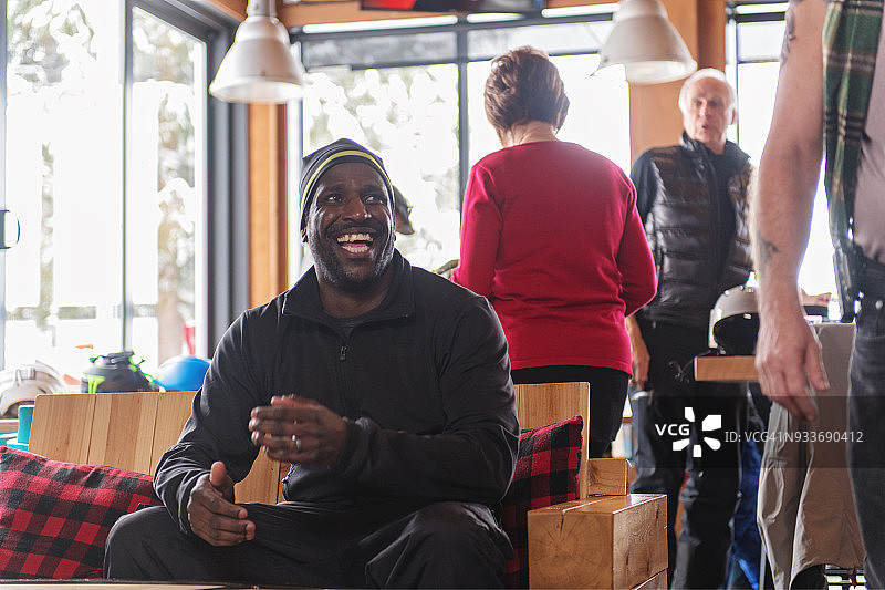 滑雪胜地中享受滑雪后放松的家庭图片素材
