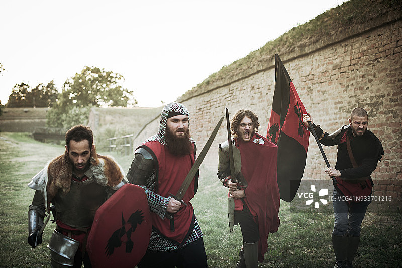 参加战斗的年轻骑士图片素材