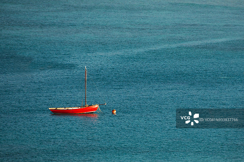 巴巴多斯卡莱尔湾的红色小船图片素材