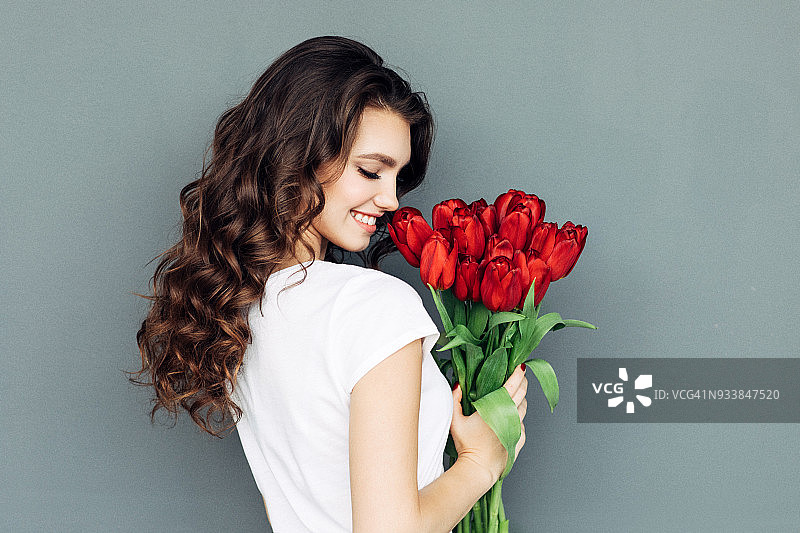 手持鲜花的漂亮女人图片素材