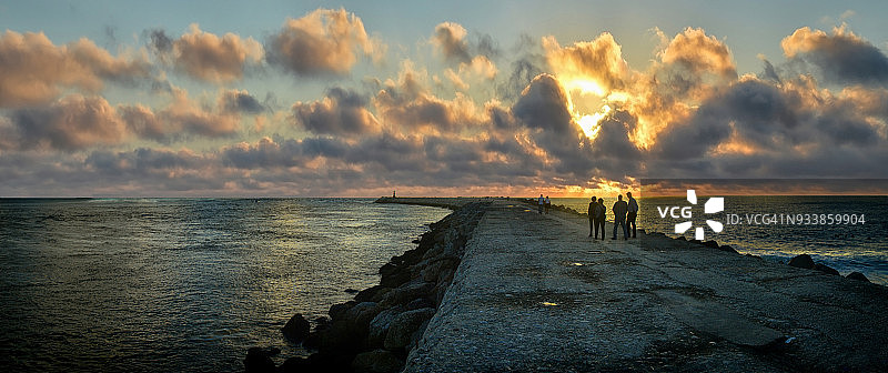 日落朋友聚会图片素材