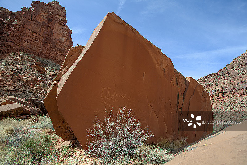 红色沙漠景观中的大块岩石及早期雕刻图片素材