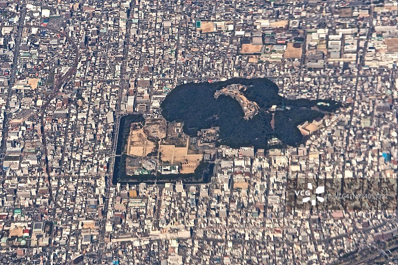 白天从飞机上俯瞰日本爱媛县松山市中心图片素材