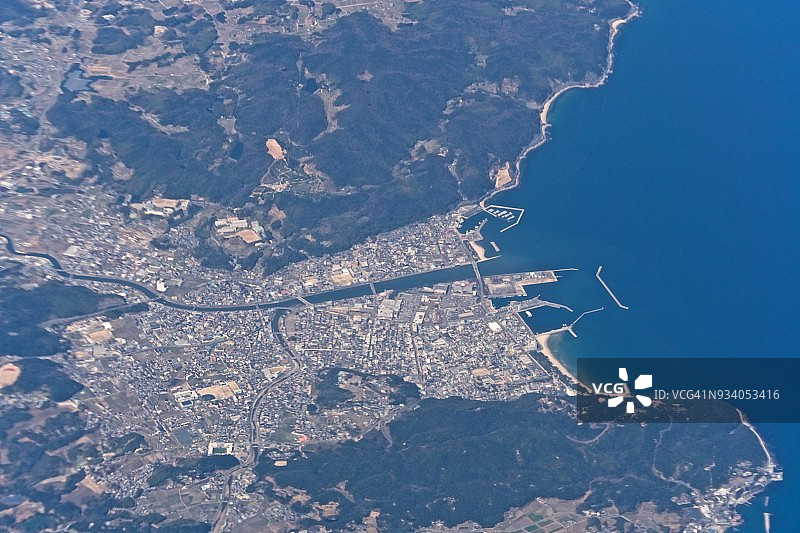从飞机上俯瞰日本兵库县淡路岛洲本市的大阪湾和港口图片素材