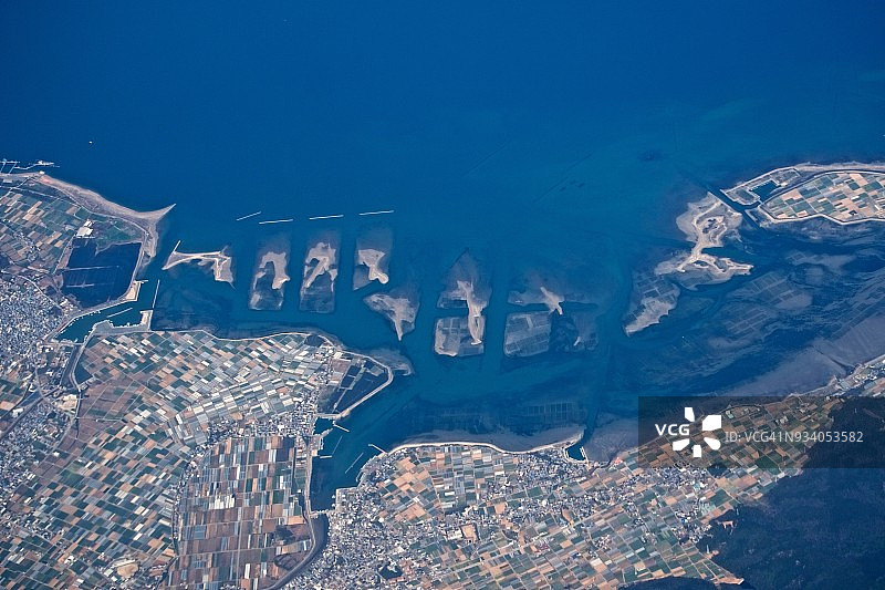 从飞机上俯瞰日本爱知县田原市渥美半岛的小沙洲图片素材