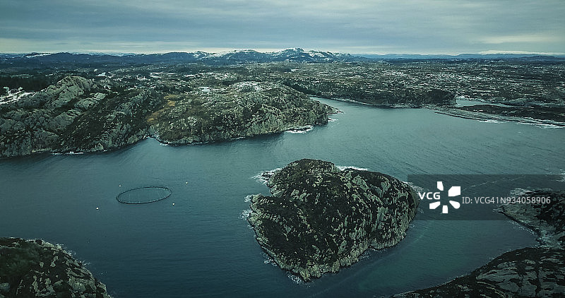 航拍视角：挪威的海洋与峡湾图片素材