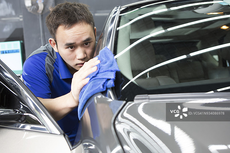 男人用抹布洗车图片素材