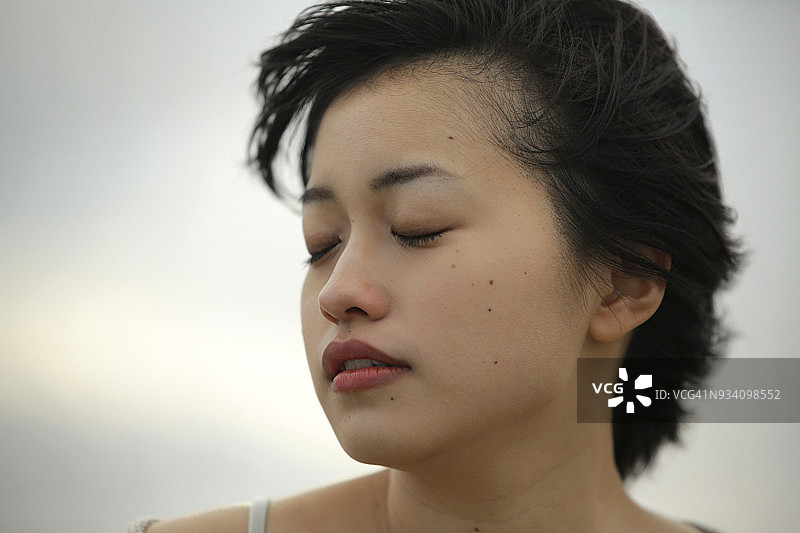 海滩上的年轻女人图片素材