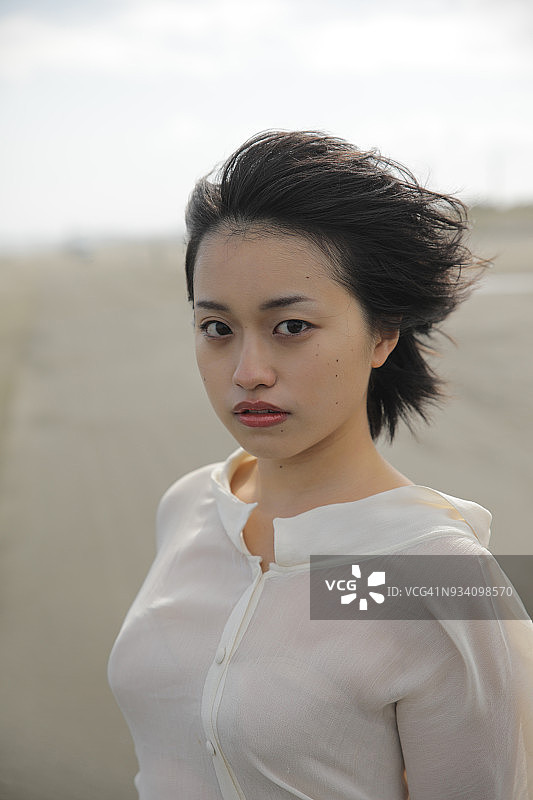 海滩上的年轻女人图片素材