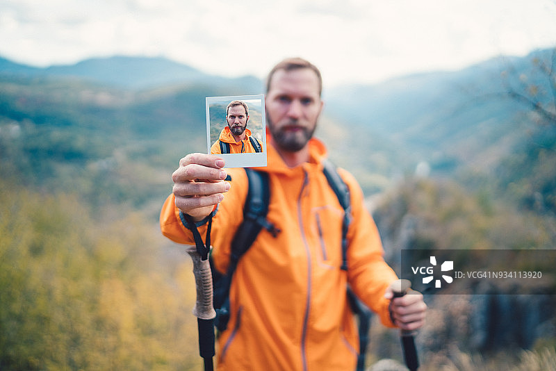徒步旅行中自拍的男人图片素材
