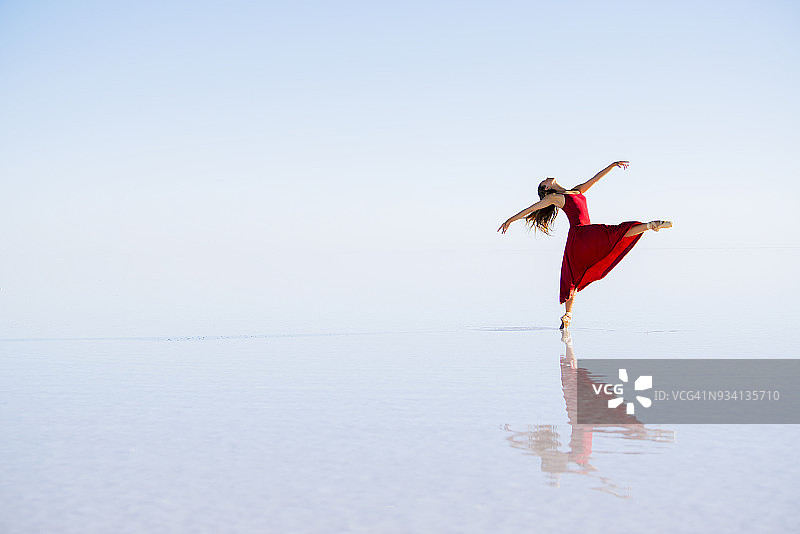 在湖面上跳舞图片素材